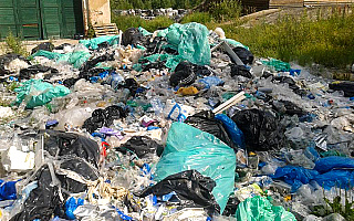 Radni na nielegalnym wysypisku śmieci